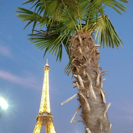 In Eiffel Tower & Champs Elysees Nyaraló
