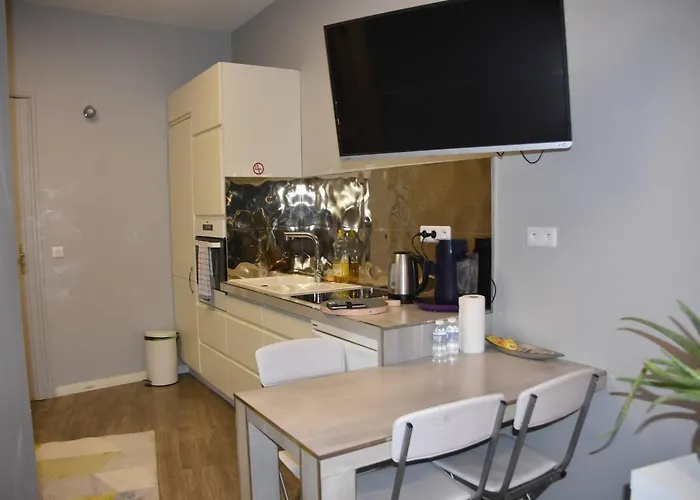 In Eiffel Tower & Champs Elysees باريس