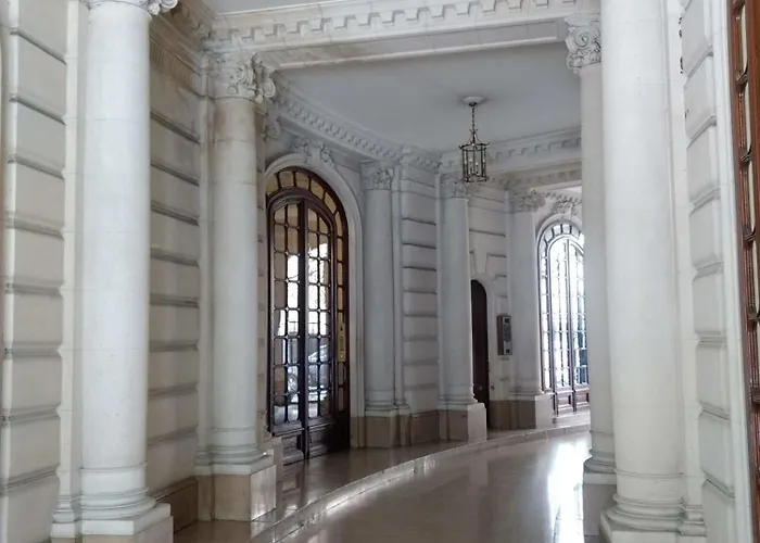 In Eiffel Tower & Champs Elysees بيت للعطل