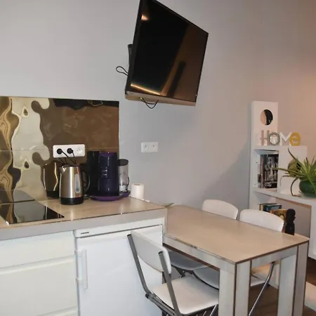 In Eiffel Tower & Champs Elysees Parigi